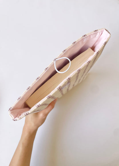 ピンクチェック柄の大型ブックスリーブ